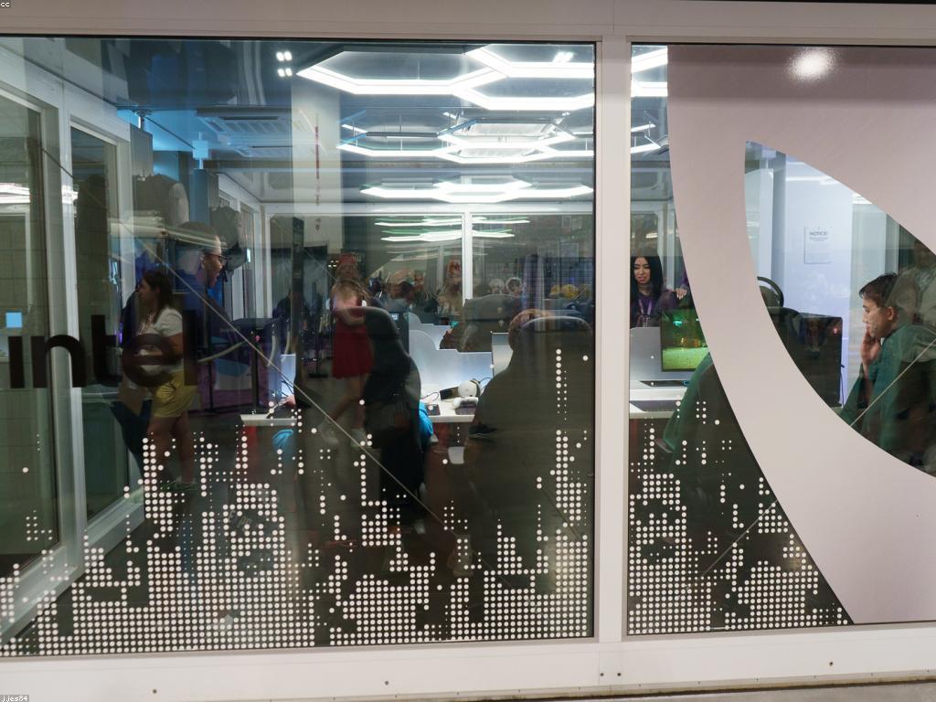 ការជ្រៀតជ្រែកនៃបច្ចេកវិទ្យាទៅក្នុងជីវិតសម័យពេញវ័យ